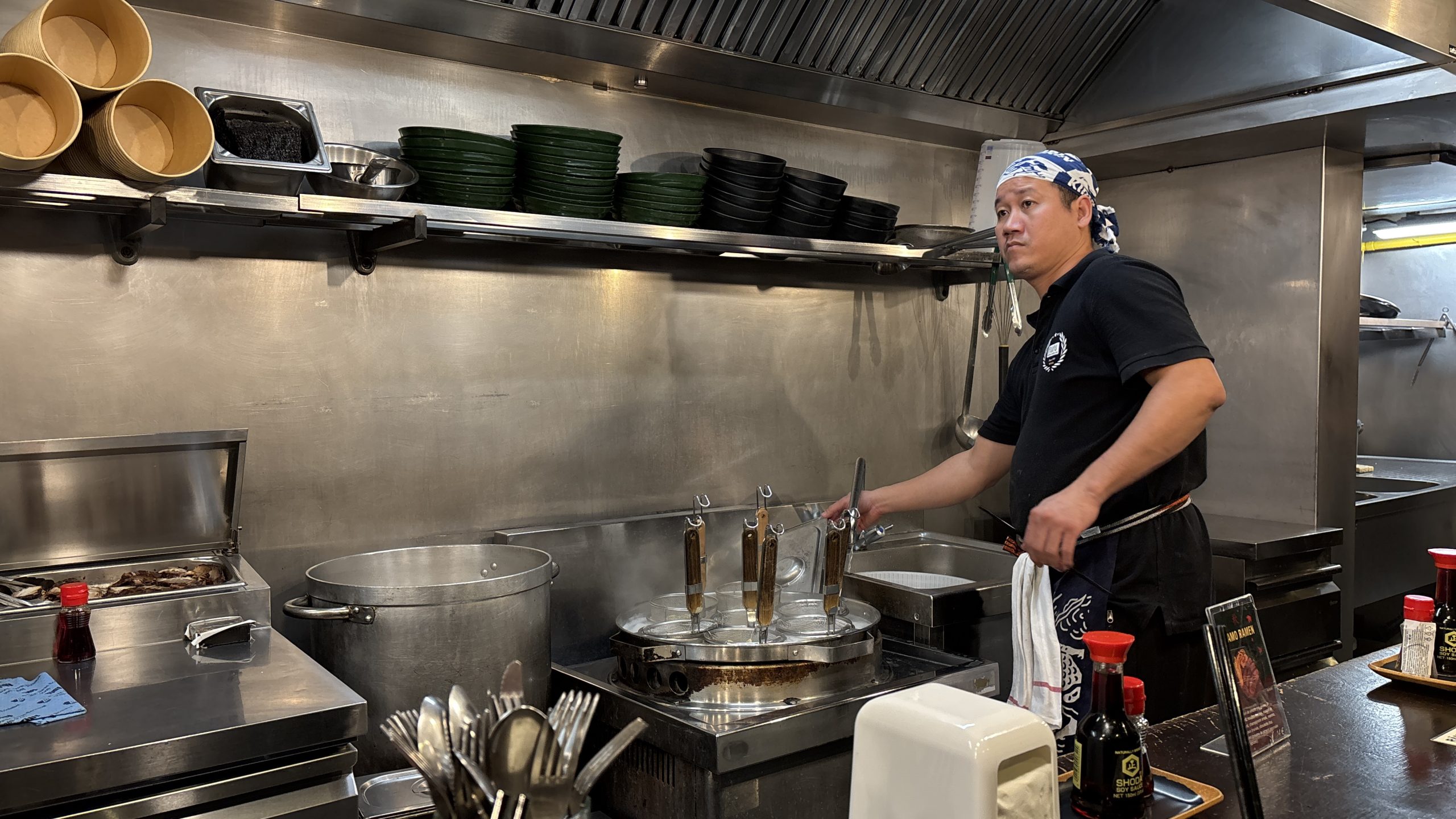 Depuis plus de 20 ans, ce chef cuisinier travaille dans des établissements asiatiques. Passer de Sushi Shop à Fufu-Ramen a été un plaisir pour lui. L ’esprit familial de ce comptoir l’aide à travailler, dans une “bonne ambiance”.