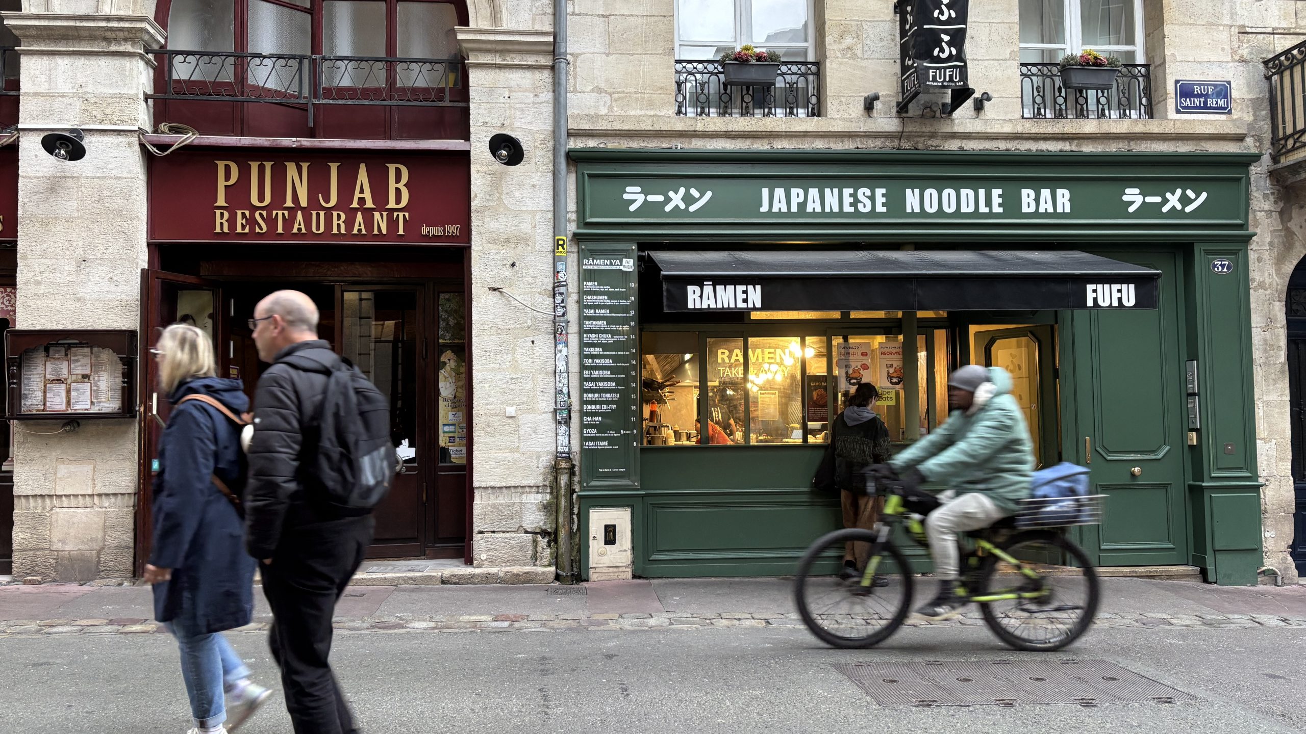 Chinois, coréen ou encore japonais, en passant par l’indien, rue Saint Rémi à Bordeaux, les restaurants asiatiques affluent. Fufu-Ramen et Punjab font partie de ces établissements incontournables en matière de nourriture asiatique dans le centre-ville.