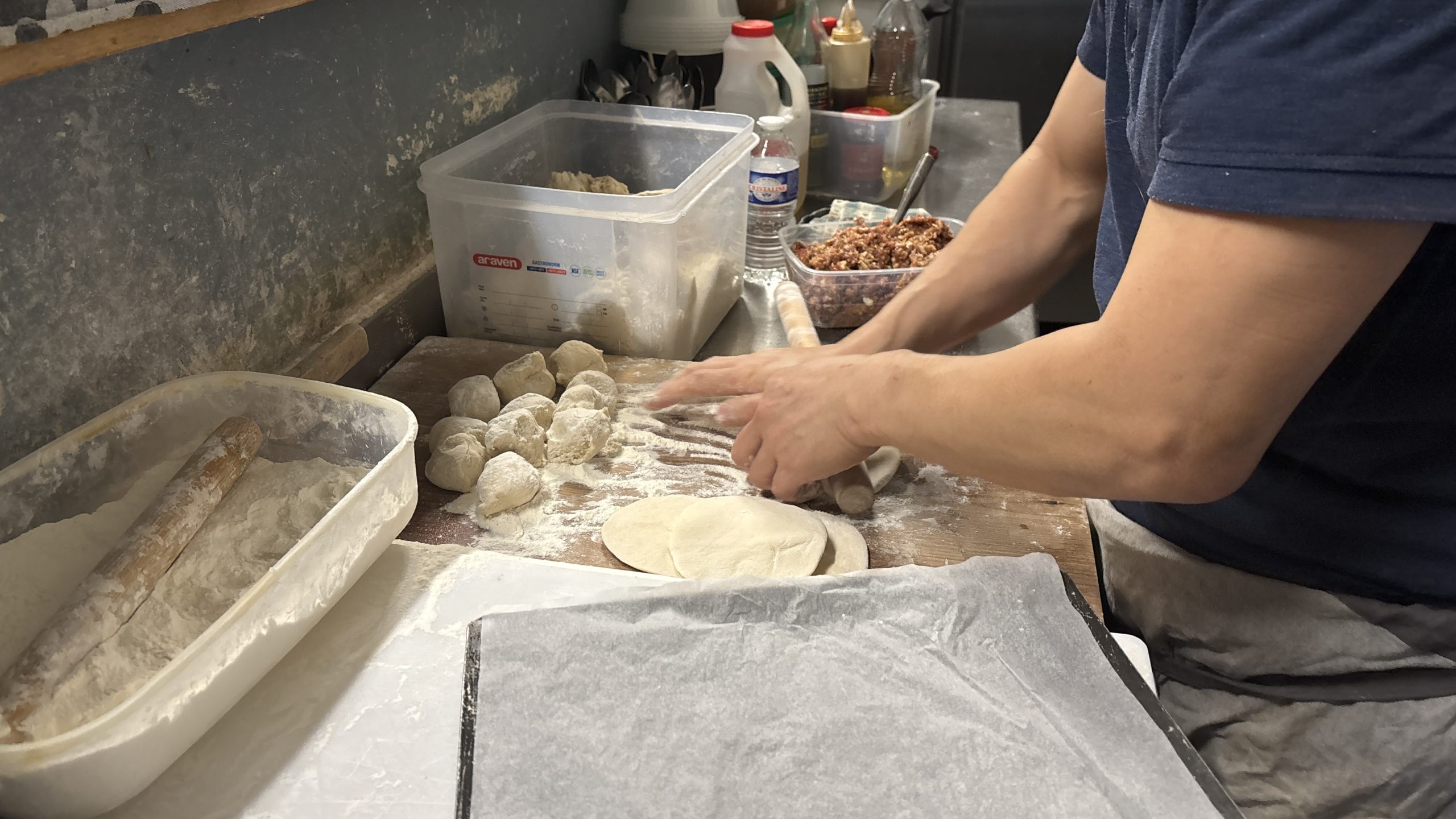 À son arrivée en France, M. Wang décide d’apprendre plus en profondeur la cuisine, grâce au propriétaire de la petite maison où il a résidé pendant un temps. Regardant son hôte cuisiner tous les jours, ce papa d’une cinquantaine d'années prend rapidement le pli. Et il en tire un certain plaisir. Travaillant la pâte des Bao, un pain farci traditionnel ancré dans plusieurs cultures, dont la chinoise, sans relâche.