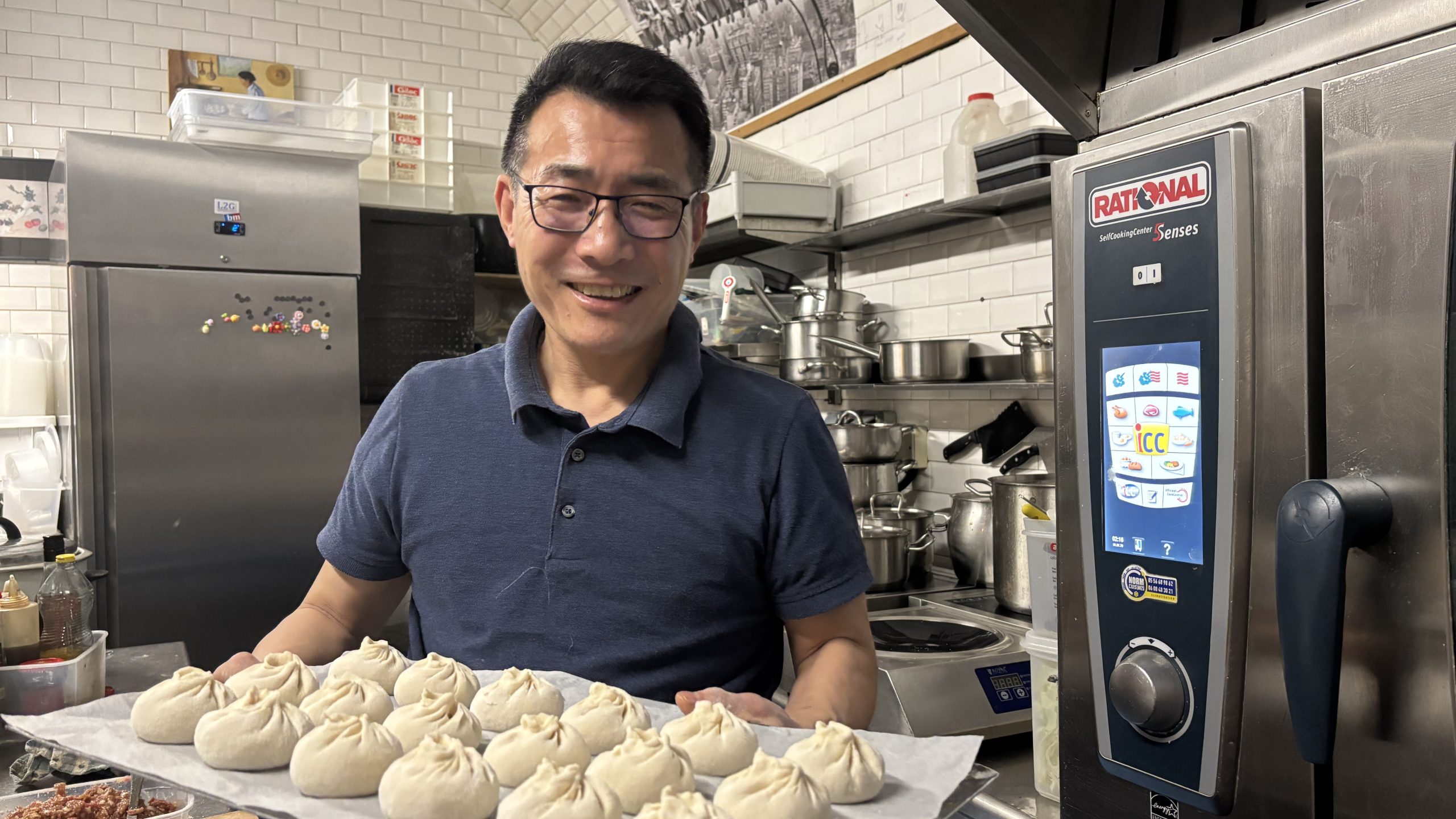 M. Wang, originaire de Chine, est aujourd’hui l’heureux propriétaire de la petite enseigne Bao Burger Ramen. Installé depuis huit ans à Bordeaux, il rachète l’établissement et en fait une restauration chinoise rapide. Qualifié de “bouiboui” par les Bordelais, mais plus récemment par France Inter, ce patron tient à mettre l’accent sur la tradition et l’artisanal de sa cuisine. Père d’un jeune homme, lui et sa famille ont décidé de déménager dans les environs afin que son fils puisse étudier dans la prépa littéraire du lycée Montaigne.