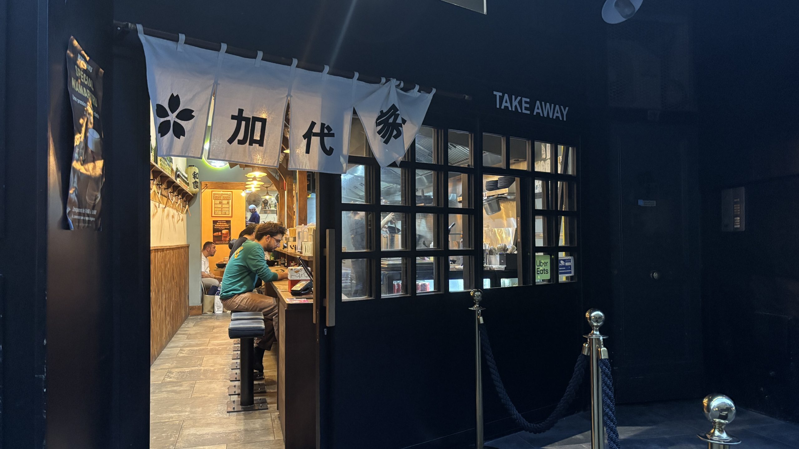 Waku-Waku Ramen est un établissement japonais qui donne directement accès aux chefs cuisiniers, comme dans le restaurant Fufu-Ramen. Un comptoir et juste en face, la cuisine. Il propose un grand panel de choix qui fait voyager direction le Japon. Le plat phare de cette petite gargote implantée le 1ᵉʳ novembre 2024 : le ramen.