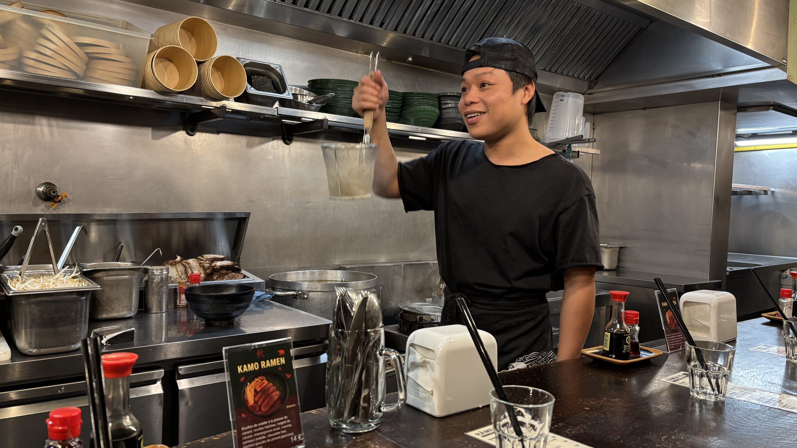 Ce jeune chef travaille quant à lui depuis 14 ans dans la restauration. Employé il y a à peine trois jours pour l’enseigne Fufu-Ramen, il est formé pour l’ouverture d’un nouveau restaurant, juste en face de celui déjà existant. Un sera spécialisé dans le bouillon de poulet, l’autre dans le bouillon de porc.